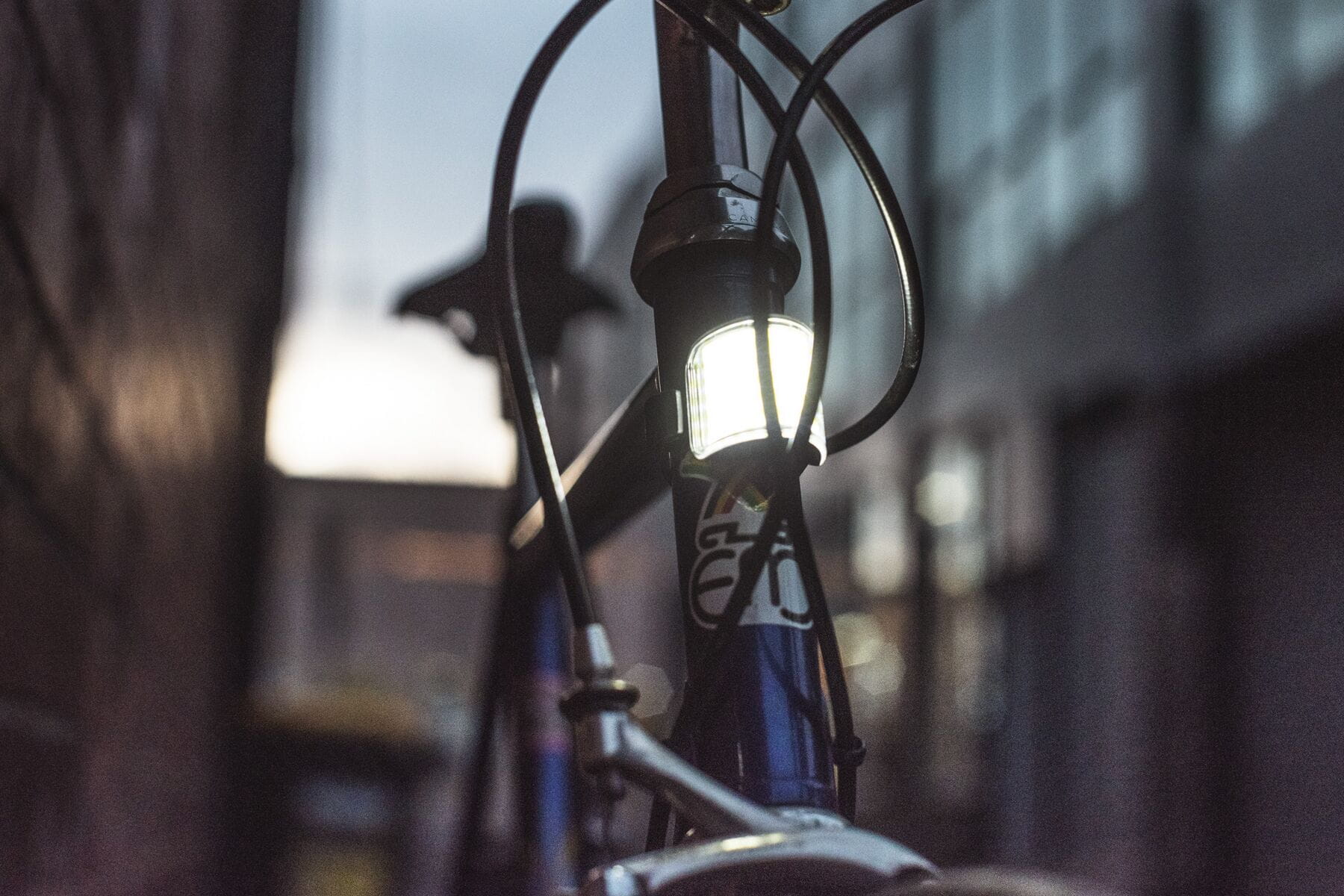 Knog Mid Cobber Front Bike Light - 320 Lumens - Image 2